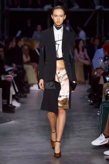 Burberry מספק ניגודיות לסתיו 2019