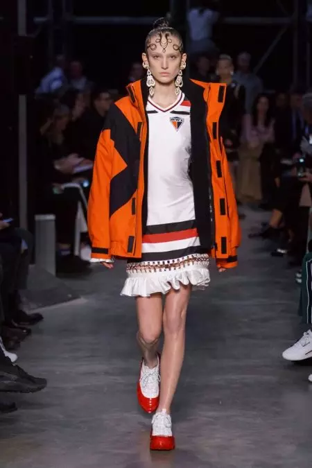 Burberry מספק ניגודיות לסתיו 2019