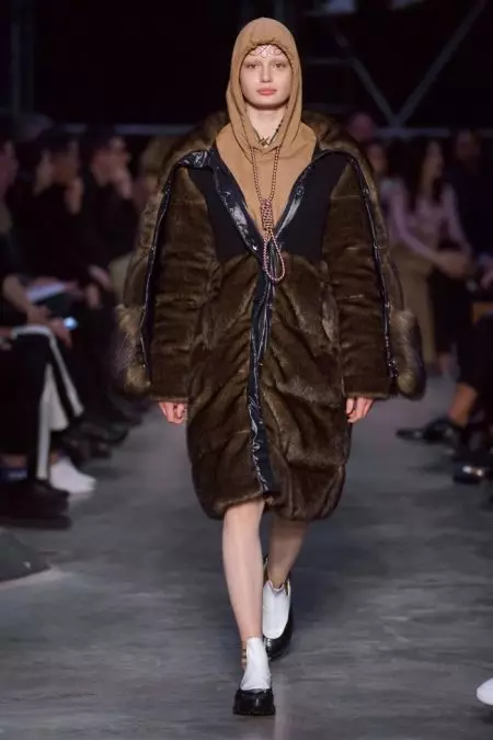 Burberry 2019-يىلى كۈزدىكى سېلىشتۇرما يەتكۈزدى