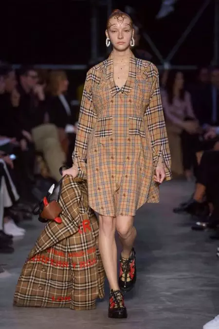 Burberry 2019-يىلى كۈزدىكى سېلىشتۇرما يەتكۈزدى