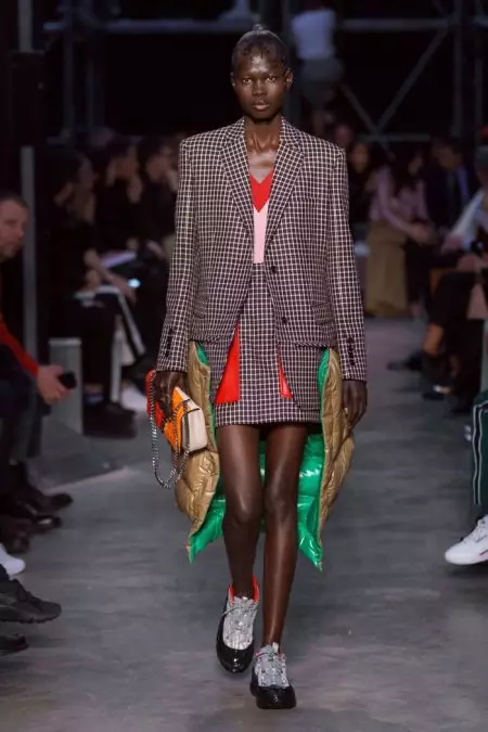 Burberry 2019-يىلى كۈزدىكى سېلىشتۇرما يەتكۈزدى