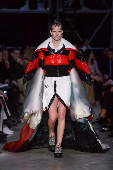 Burberry מספק ניגודיות לסתיו 2019