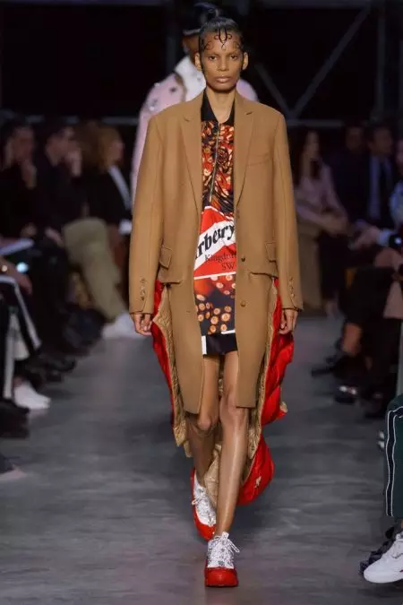 Burberry 2019-يىلى كۈزدىكى سېلىشتۇرما يەتكۈزدى