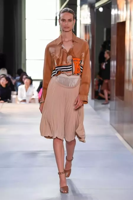 “Burberry's Spring 2019” ýygyndysy täze görnüşi hödürleýär