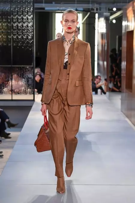 Burberry's Spring 2019-kolleksje ûntbleatet in nije fyzje