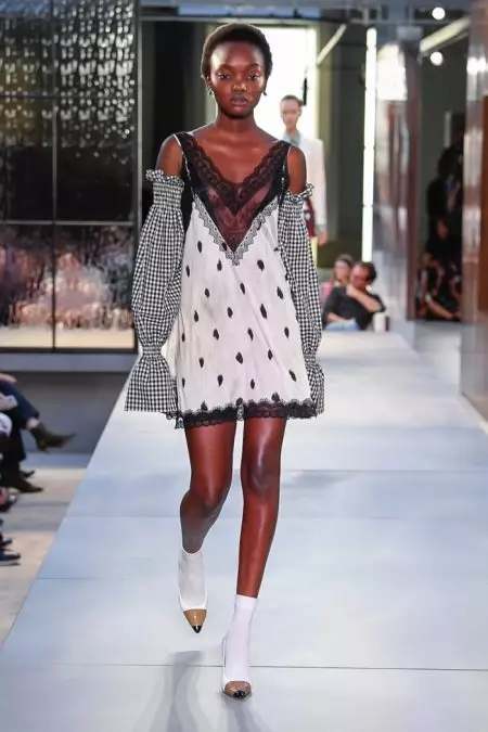 Burberryren 2019ko udaberriko bildumak ikuspegi berri bat ezagutarazi du