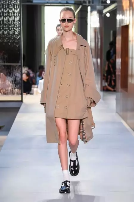 Burberry's жазгы 2019 коллекциясы жаңы көрүнүштү көрсөтөт