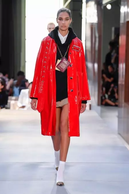 Tarin Burberry's Spring 2019 Ya Buɗe Sabon Hani