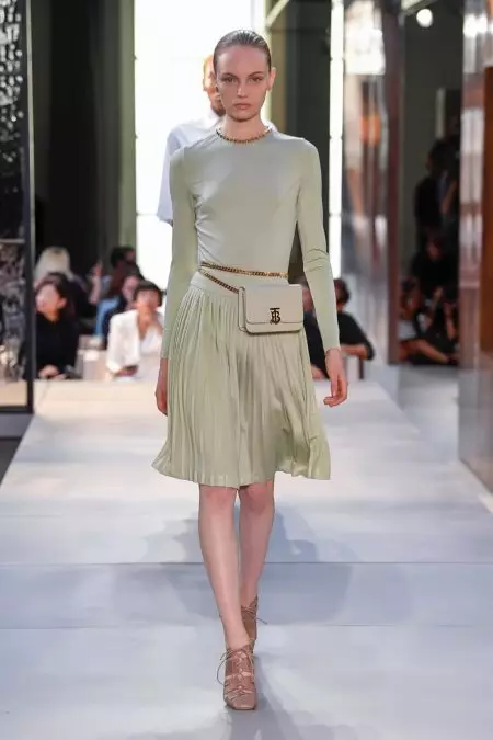 Burberry's Spring 2019 Collection نے ایک نئے وژن کی نقاب کشائی کی۔