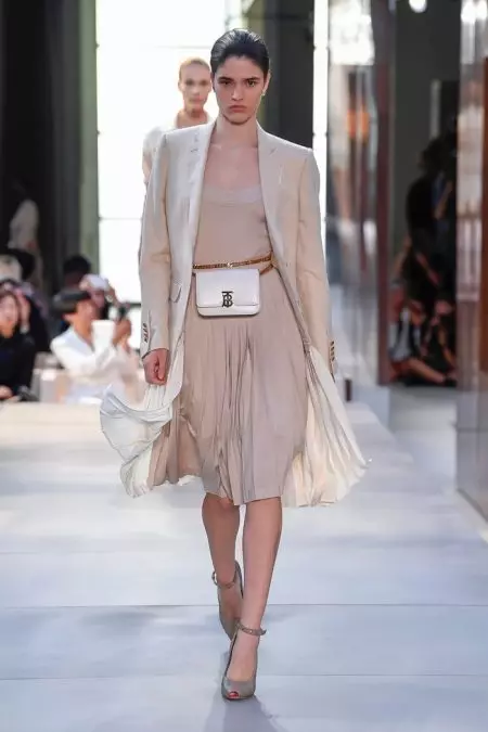 “Burberry's Spring 2019” ýygyndysy täze görnüşi hödürleýär