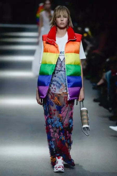 Burberry Akukumbatira Rainbow Hues kwa Spring 2018