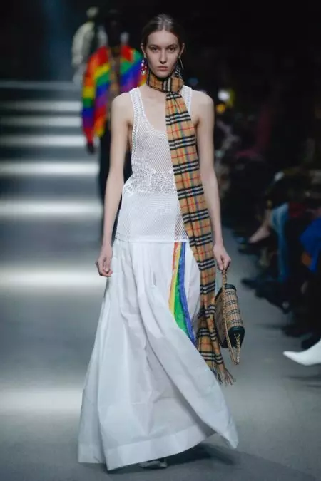 Burberry abbraccia Rainbow Hues per la primavera 2018