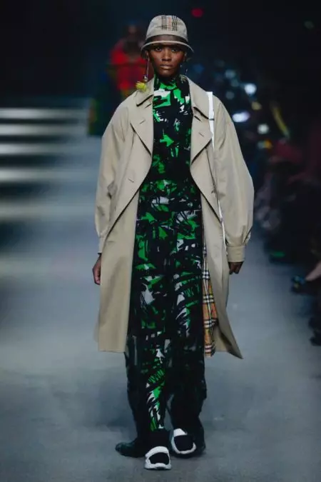 Burberry Nganggo Rainbow Werna kanggo Spring 2018