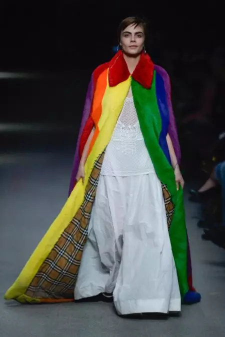 Burberry abbraccia Rainbow Hues per la primavera 2018