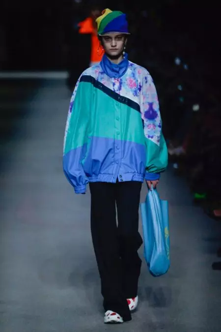 Burberry Embraces Rainbow Hues cho mùa xuân 2018