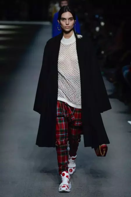 Burberry 為 2018 年春季推出彩虹色