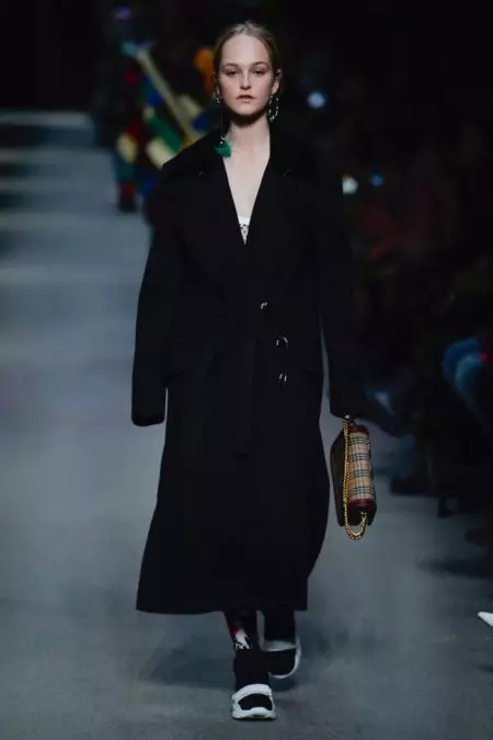 Burberry 為 2018 年春季推出彩虹色