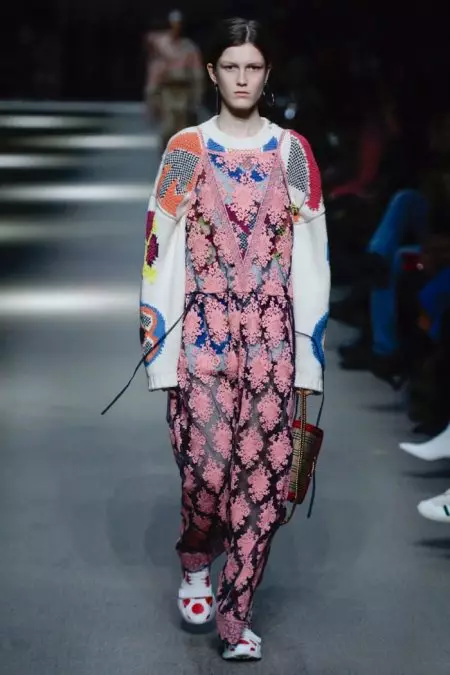 Burberry Embraces Rainbow Hues cho mùa xuân 2018