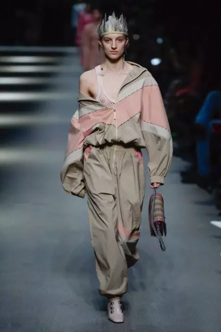 Burberry Embraces Rainbow Hues cho mùa xuân 2018