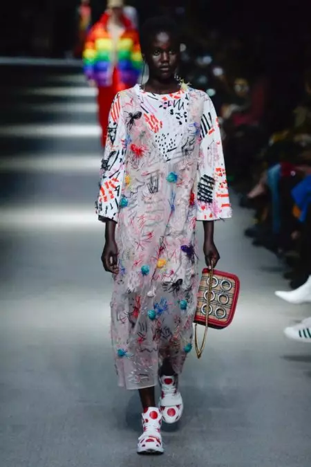 Burberry Embraces Rainbow Hues til foråret 2018