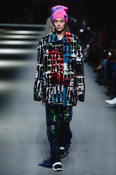 Burberry Embraces Rainbow Hues cho mùa xuân 2018