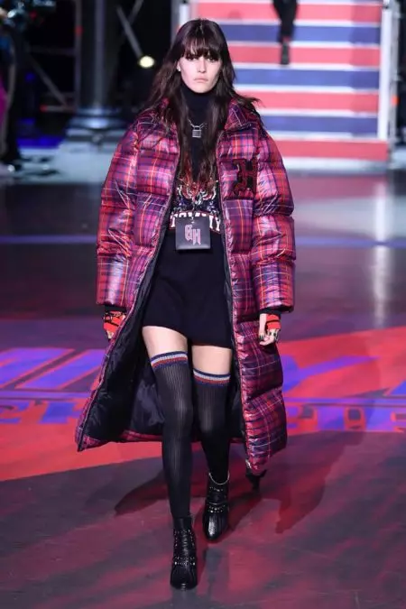 Fall 2017 စုစည်းမှုနှင့်အတူ Tommy Hilfiger Channels Grunge Vibes