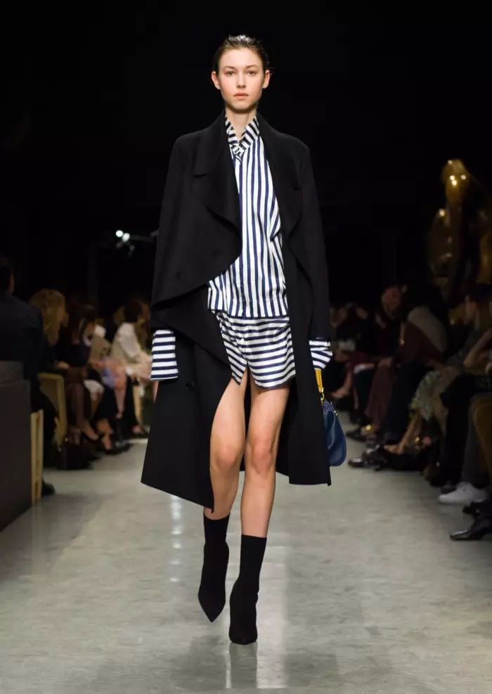 Vestido camisero a raias que se usa debaixo dun abrigo longo drapeado da colección primavera-verán 2017 de Burberry