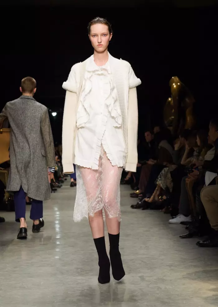 Cardigan über einem Rüschenoberteil und einem transparenten Spitzenrock aus der Frühjahr-Sommer-Kollektion 2017 von Burberry