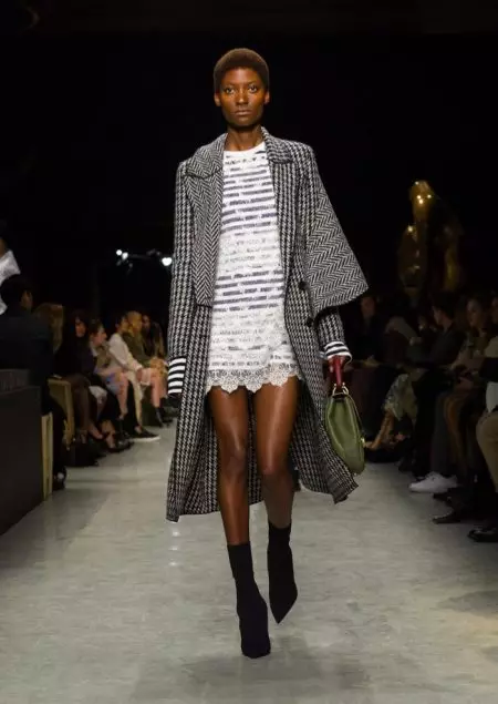 “Burberry” 2017-nji ýylyň bahary üçin bezeldi