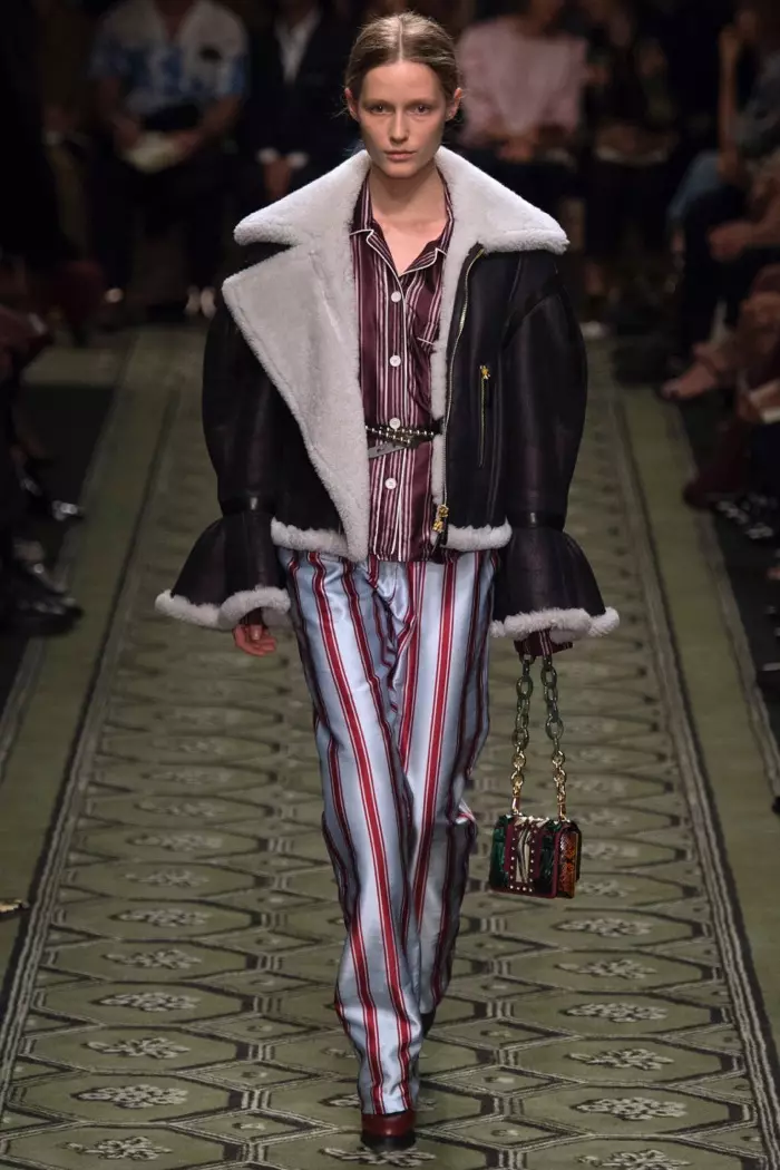 Burberry Fall 2016: Malli kävelee kiitoradalla leikkaustakissa, jossa on puhvihihat, raidallinen pyjaman yläosa ja housut