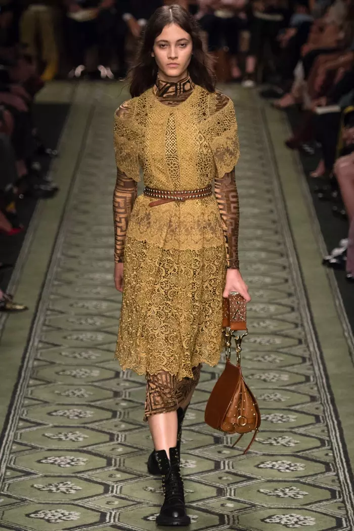 Burberry Fall 2016: Model rint de baan yn kanten jurk oer jurk mei lange mouwen