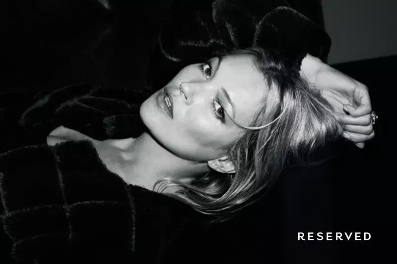 Το supermodel Kate Moss βρίσκεται μπροστά στην καμπάνια του Reserved για το φθινόπωρο-χειμώνα 2017