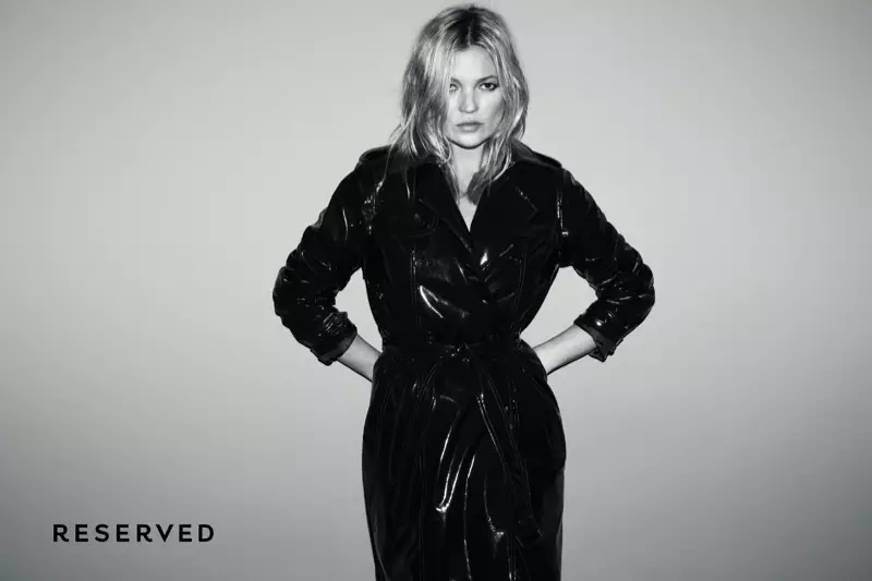 Nagsusuot ng coat ang supermodel na si Kate Moss sa campaign ng taglagas-taglamig 2017 ng Reserved