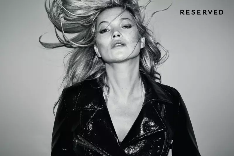 Slika iz oglaševalske kampanje Reserved jeseni 2017 s Kate Moss v glavni vlogi