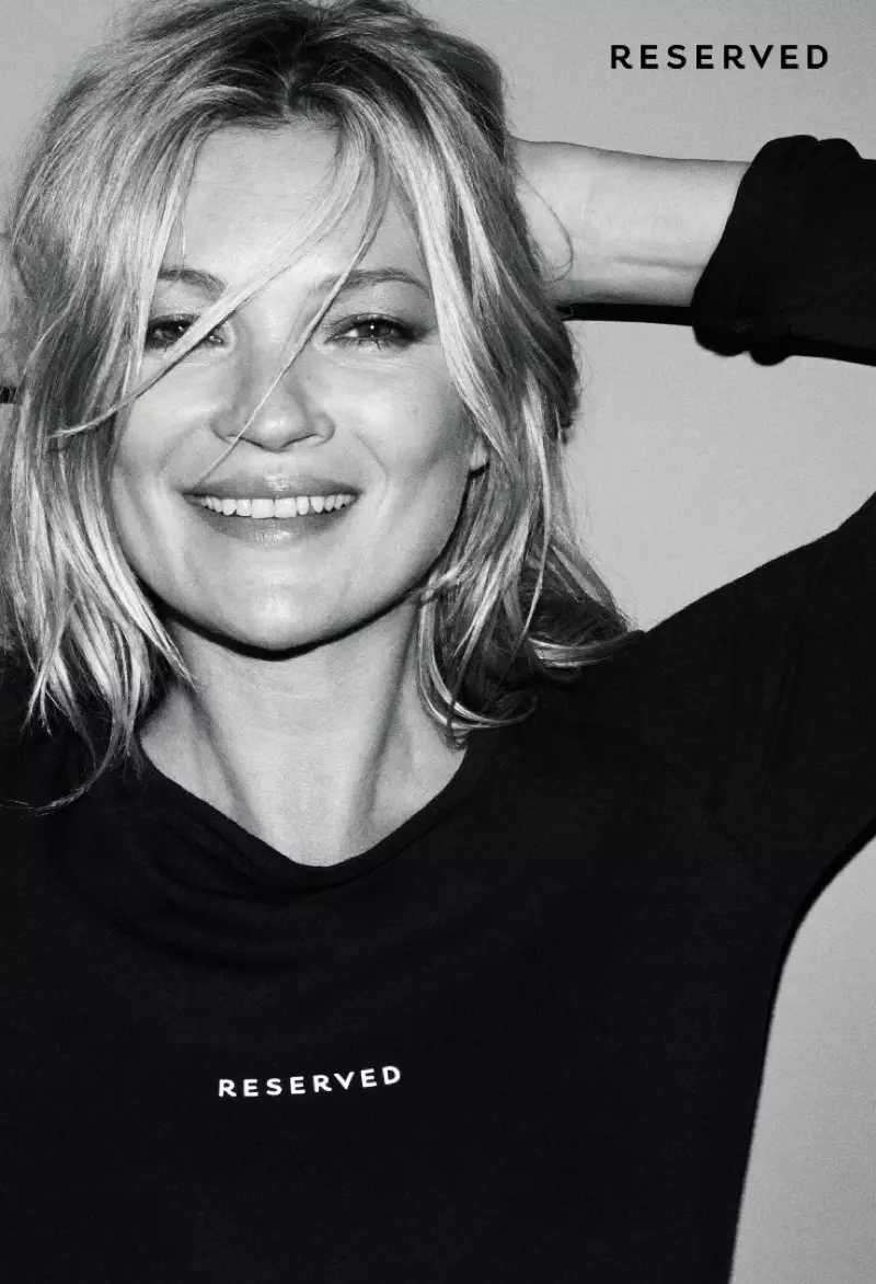 Supermodelka Kate Moss uśmiecha się w kampanii Reserved jesień-zima 2017