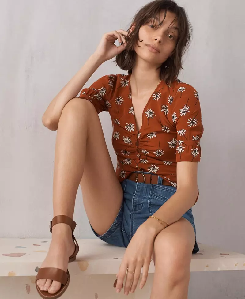 Madewell Silk Daylight Top in Fresh Daisies, High-Rise Denim Shorts: Patch Pocket Edition ແລະ The Boardwalk Ankle-Strap Sandal