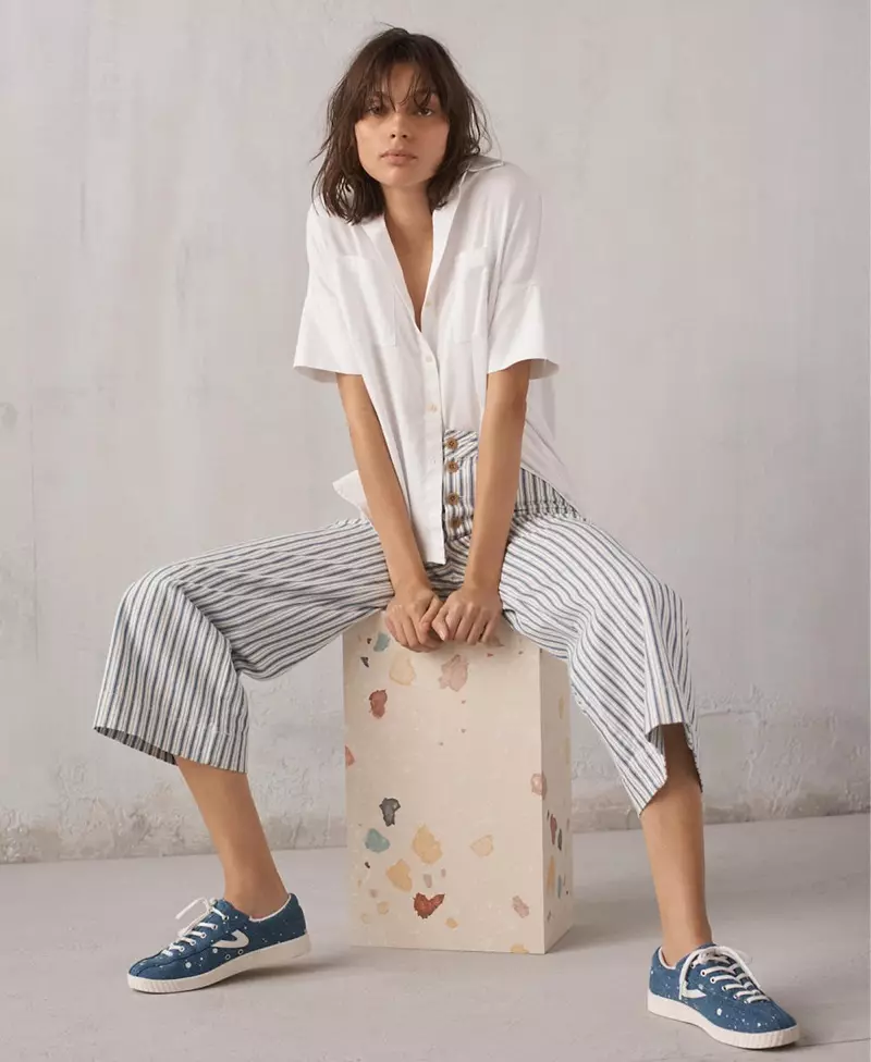 پیراهن پیک پنبهای سفید Madewell، شلوار گشاد Emmett در طرح راه راه: نسخه جلو دکمهای و کفشهای ورزشی Tretorn Nylite Plus در جین رنگآمیزی