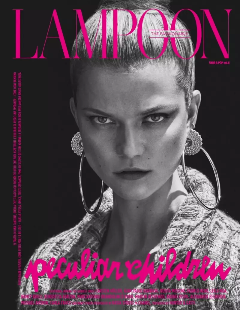 Kasia Struss pose dans des looks éclectiques pour The Fashionable Lampoon