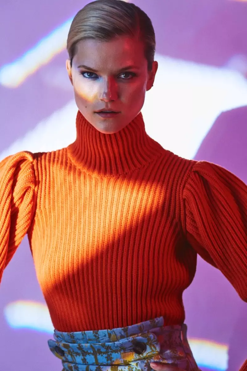 モデルのカシア・ストラスは、ディオールのカシミアタートルネックセーターを着ています。