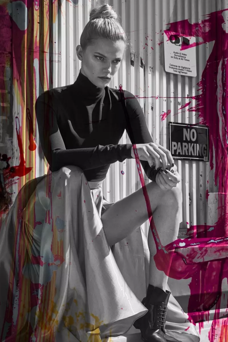 Kasia Struss tar plass, modellerer Ralph Lauren Collection turtleneck og skjørt med Versus Versace-støvler