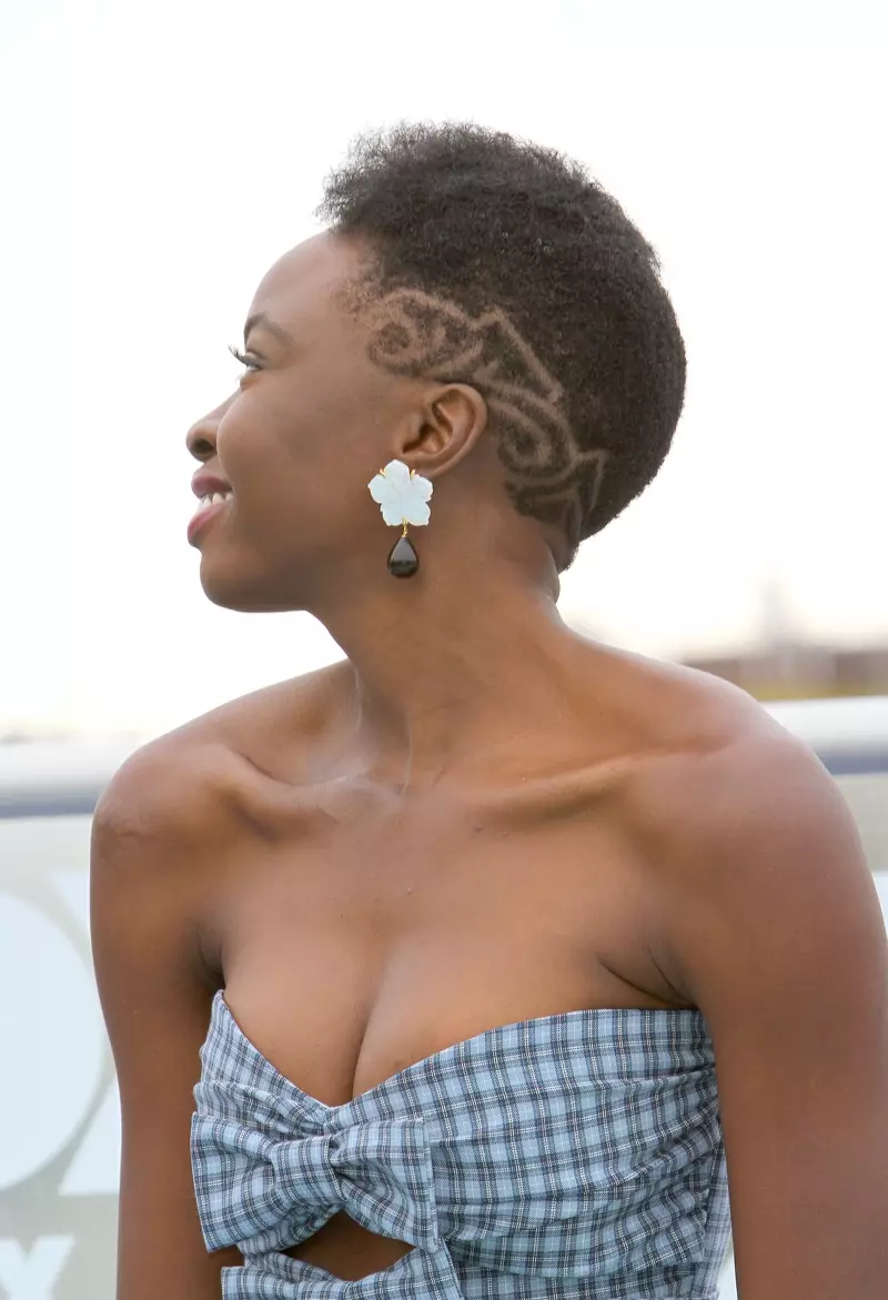 Danai Gurira Shaved Cov plaub hau luv luv