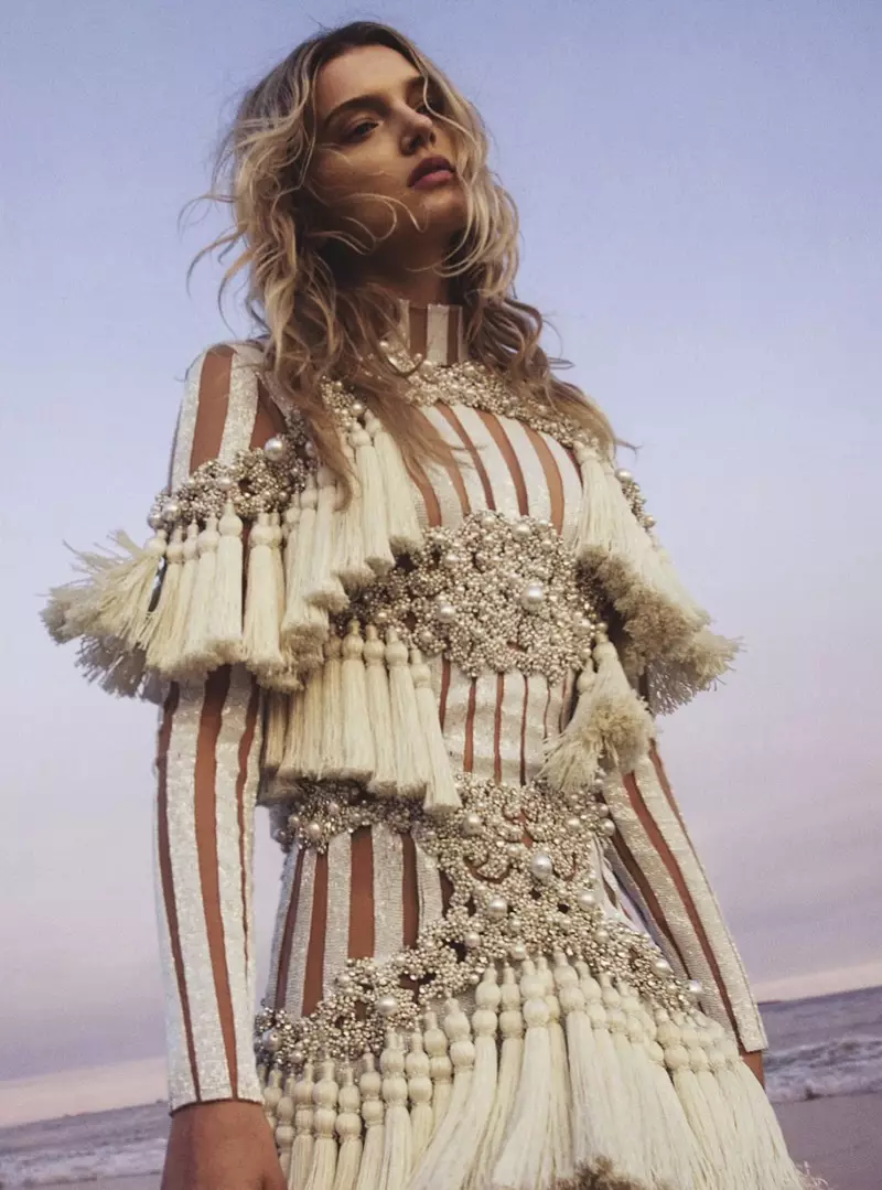 Ang modelo nagsul-ob og shimmering fringe dress gikan sa Balmain