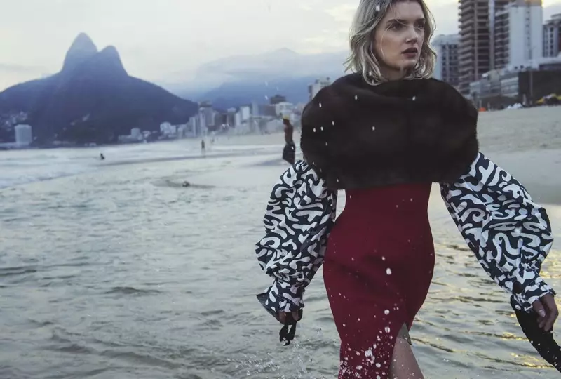 Auf dem Weg aus dem Wasser modelliert Lily Donaldson den kompletten Look von Marni mit verzierten Ärmeln