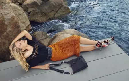 Lily Donaldson viettää aurinkoista lomaa River Islandin kevätkampanjassa
