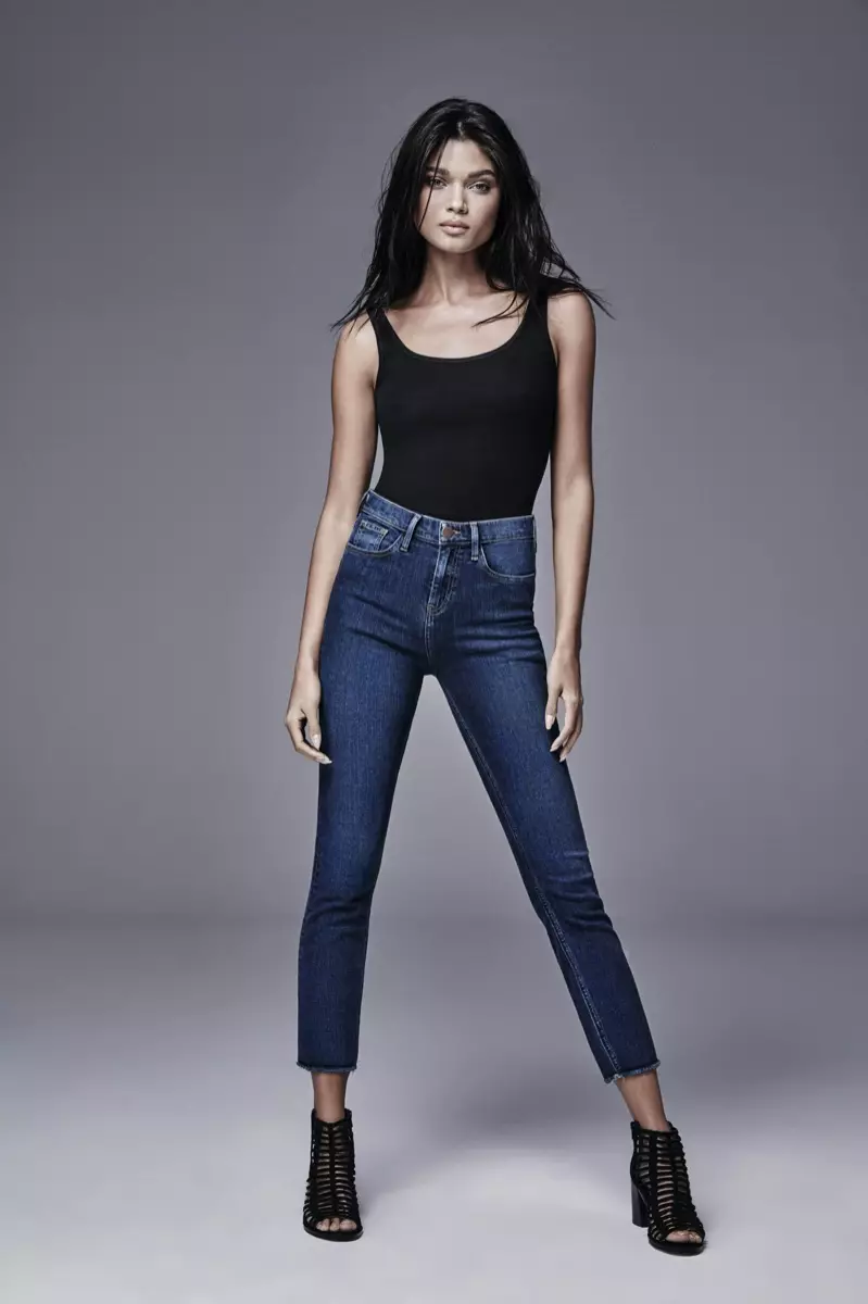 Fotografada de regata preta e jeans de cintura alta, Daniela Braga posa para a campanha de jeans da primavera 2016 da River Island