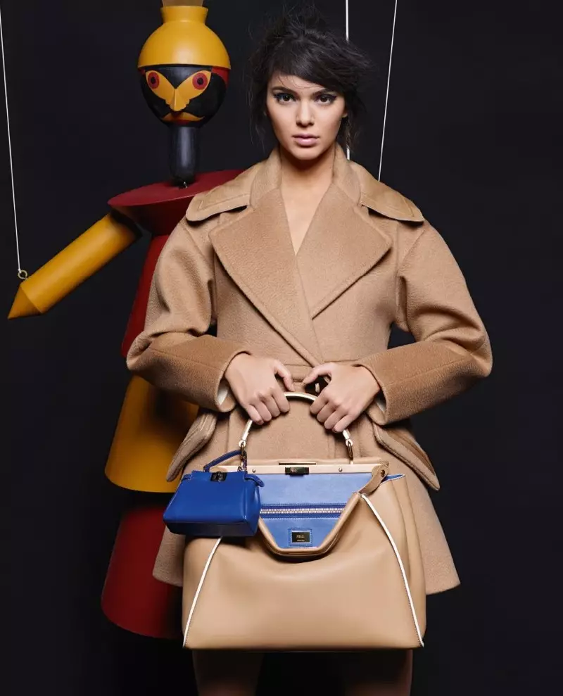 Kendall Jenner + Lily Donaldson Pose mat Puppets am Fendi Hierscht 2015 Annoncen