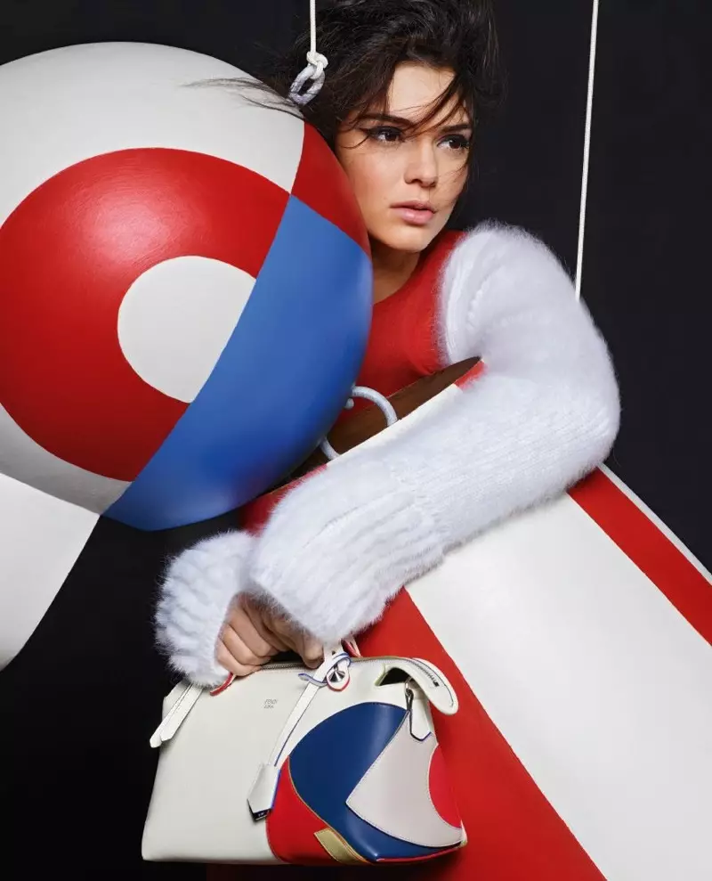 Kendall Jenner + Lily Donaldson Pose aine Mapopi muFendi's Fall 2015 Ads