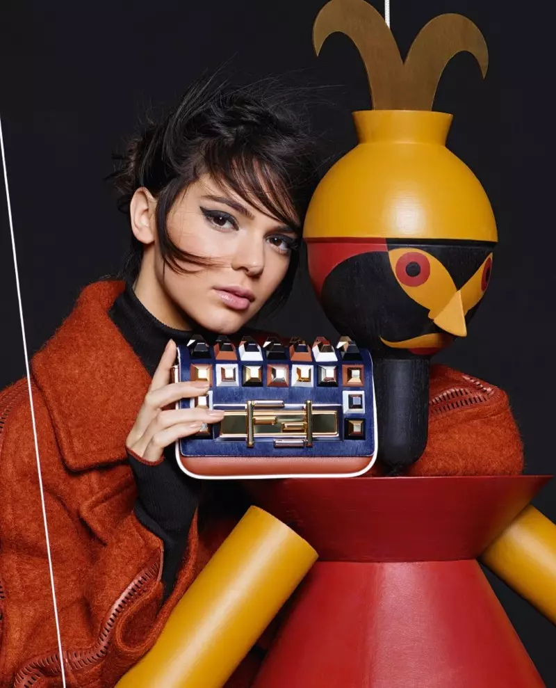 Kendall Jenner + Lily Donaldson Pose sareng Wayang di Fendi's Fall 2015 Ads