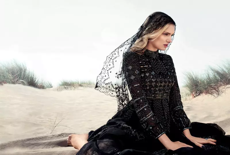 Lily Donaldson សម្តែងនៅក្នុង Harper's Bazaar UK ចេញផ្សាយខែតុលា