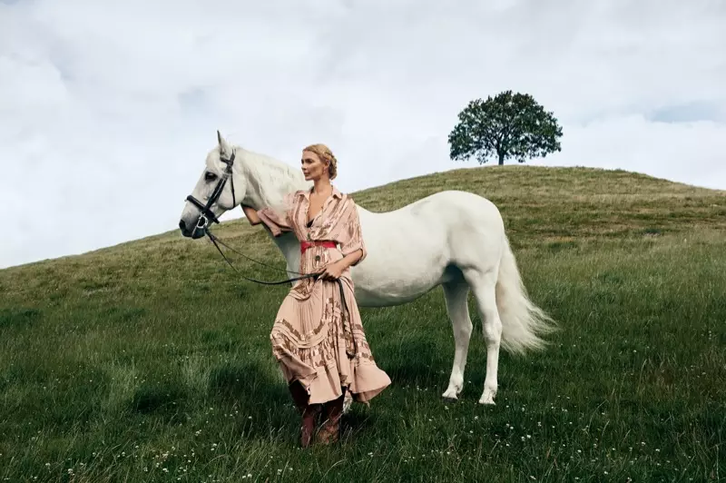 Temperley London은 영국 서머셋에서 2019 가을 겨울 캠페인을 시작합니다.